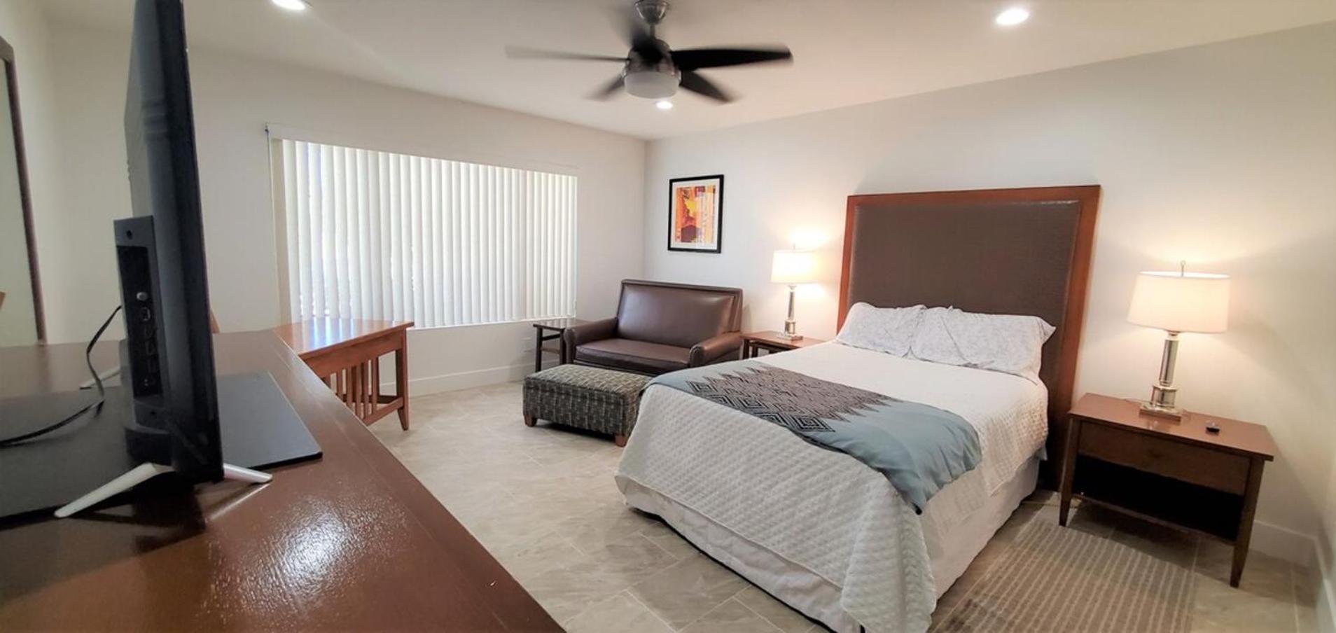 Pickleball, Tennis, Pool Spa, Bike Trail, Private Holiday home