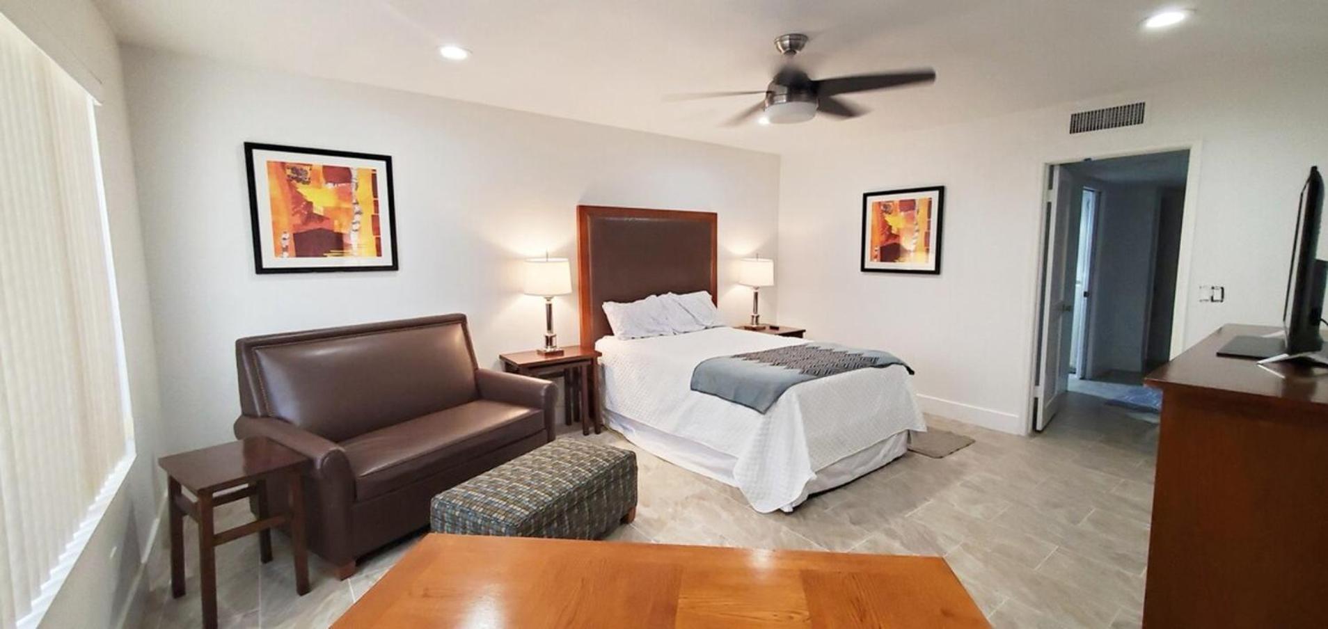 Pickleball, Tennis, Pool Spa, Bike Trail, Private Holiday home